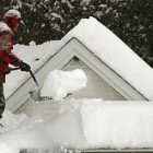 man_in_barre_shovels_roof_feb_2_2011_toby_ap110202023773.jpg