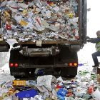 recyclegarbagetruck_030112_toby_ap120301046773.jpg
